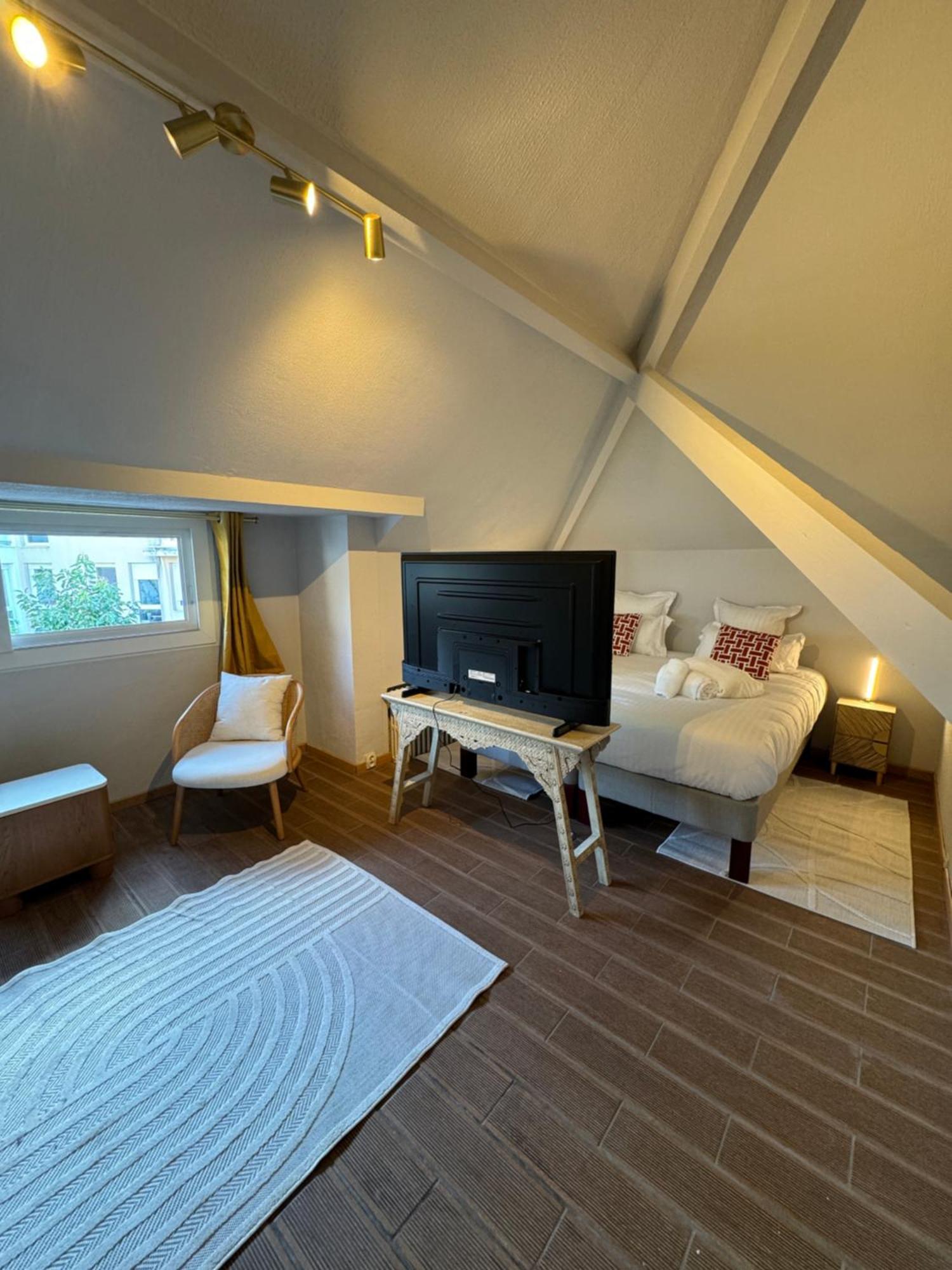 Erawan Boutique Hotel Evreux Bagian luar foto