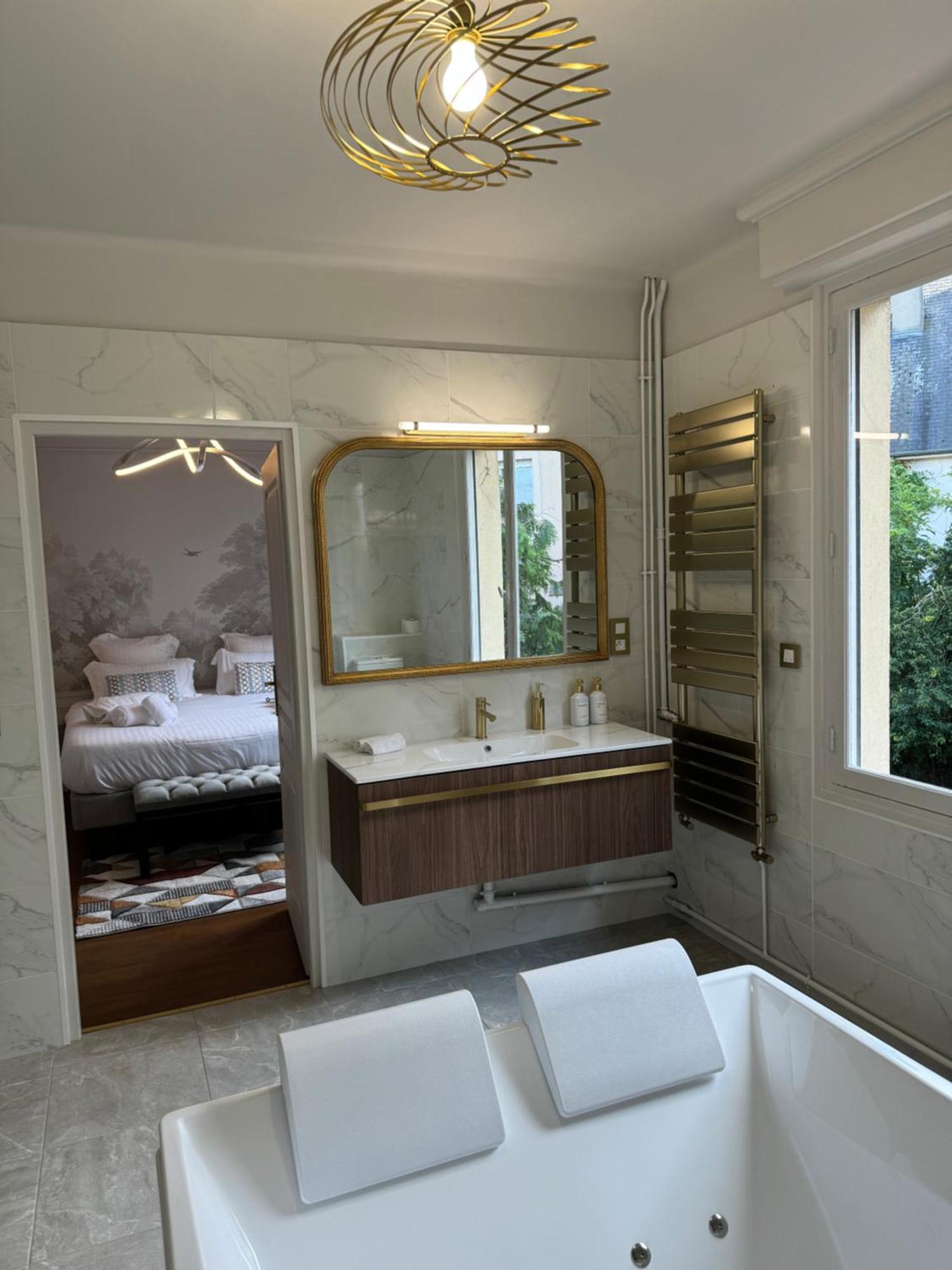 Erawan Boutique Hotel Evreux Bagian luar foto
