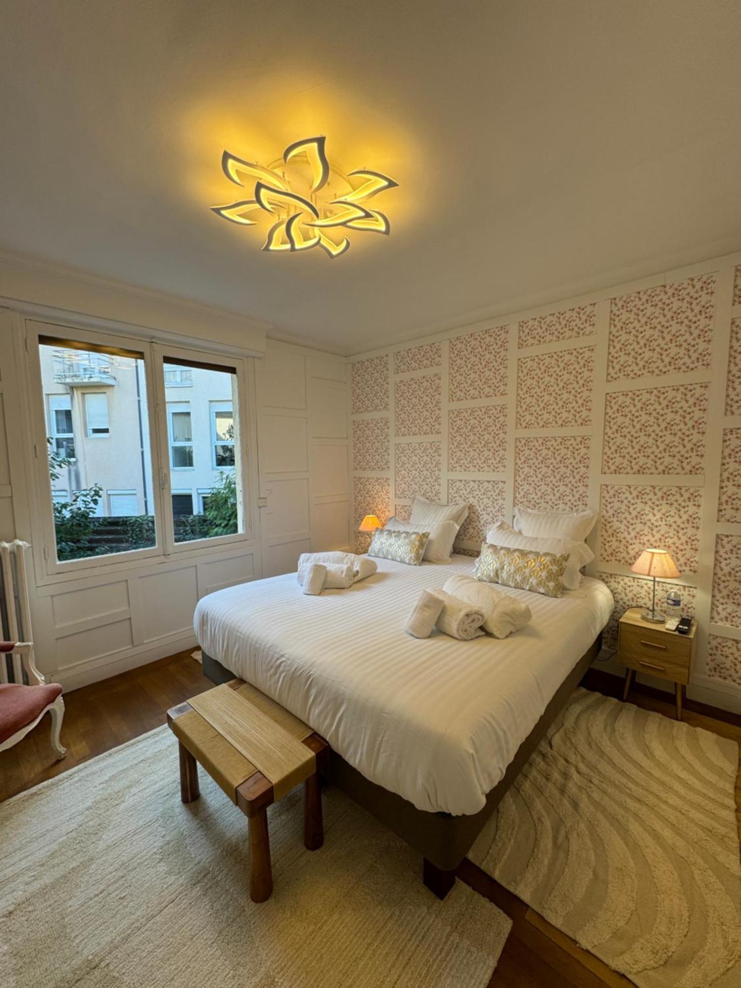 Erawan Boutique Hotel Evreux Bagian luar foto