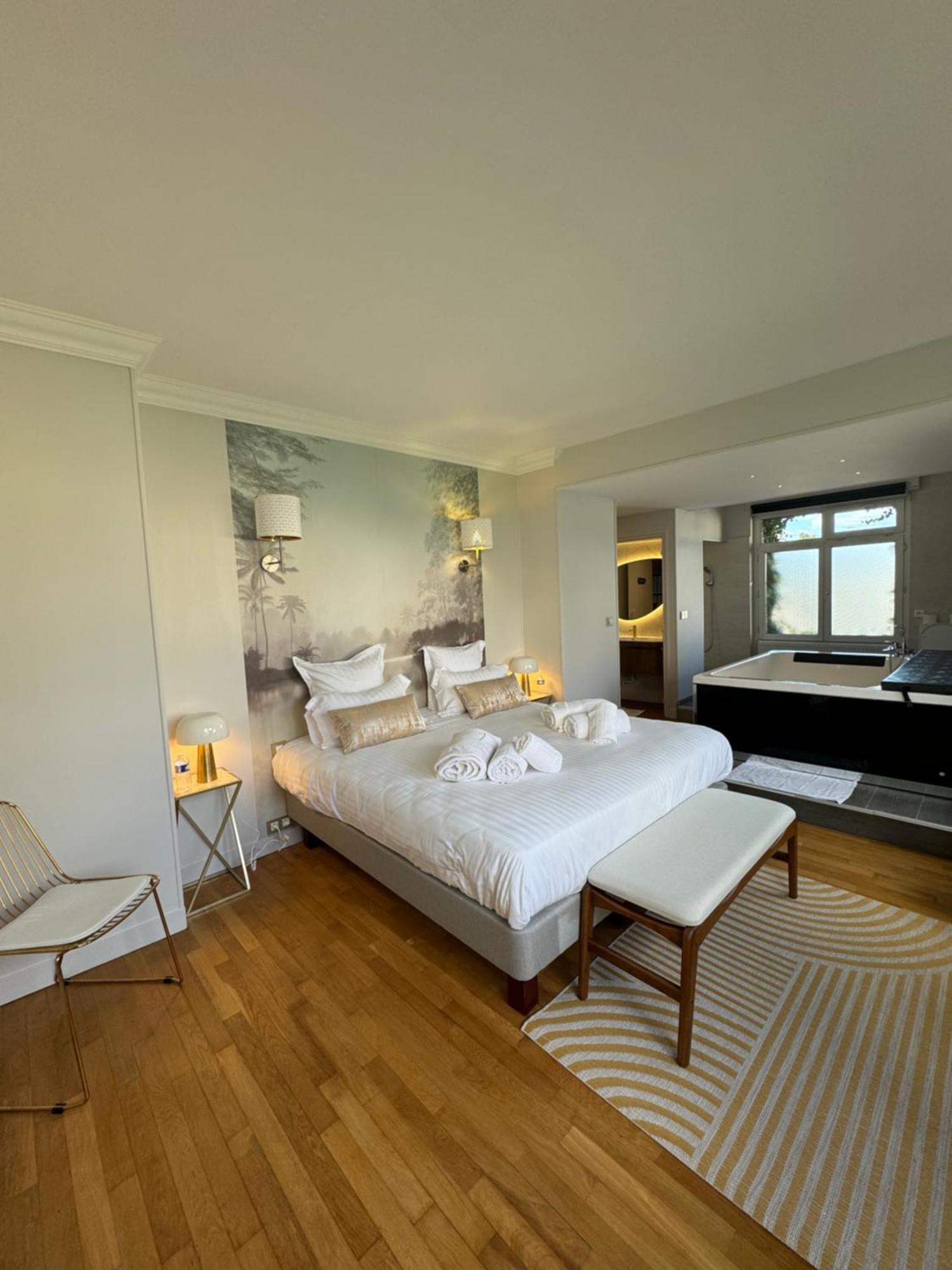 Erawan Boutique Hotel Evreux Bagian luar foto