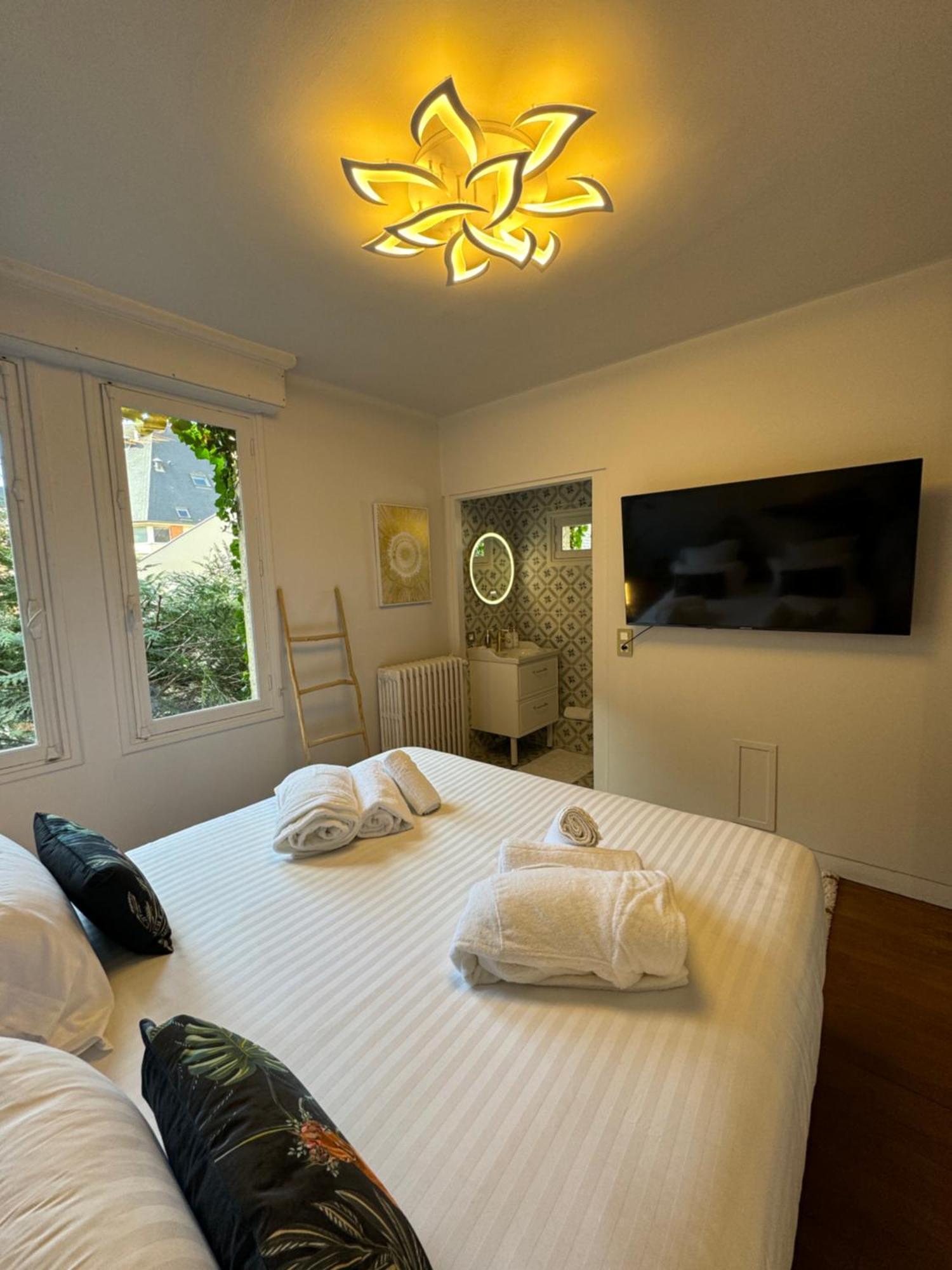 Erawan Boutique Hotel Evreux Bagian luar foto
