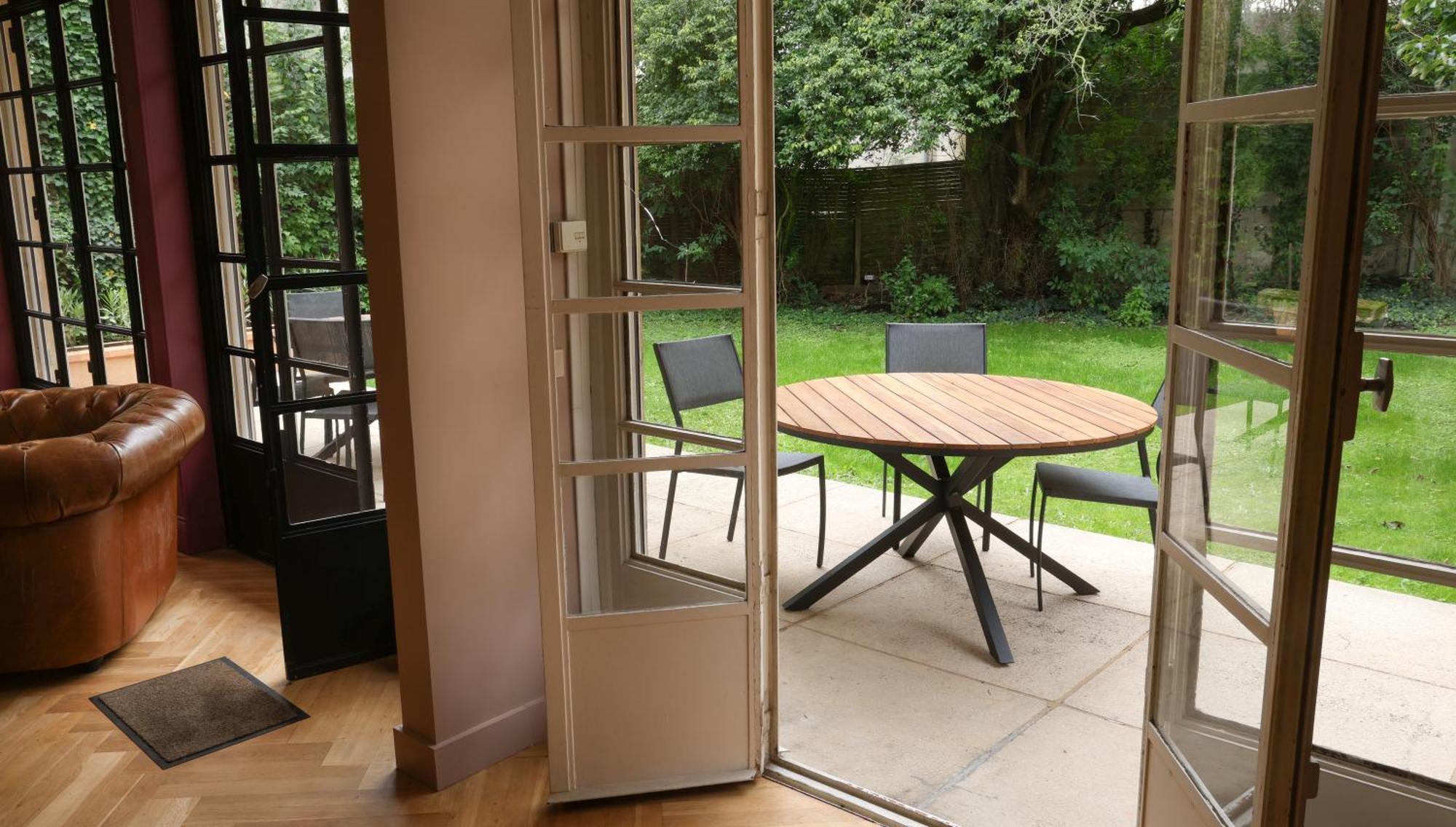 Erawan Boutique Hotel Evreux Bagian luar foto
