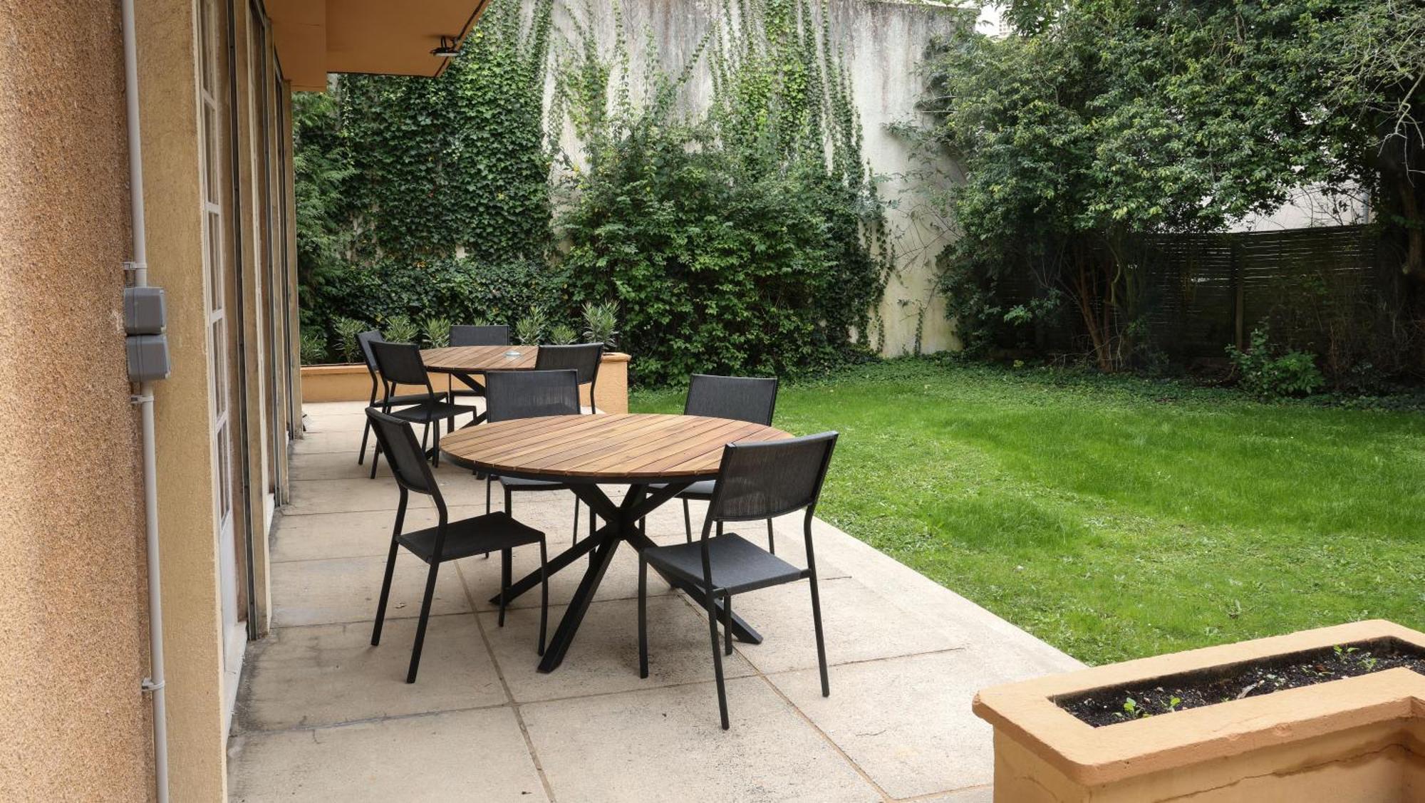 Erawan Boutique Hotel Evreux Bagian luar foto