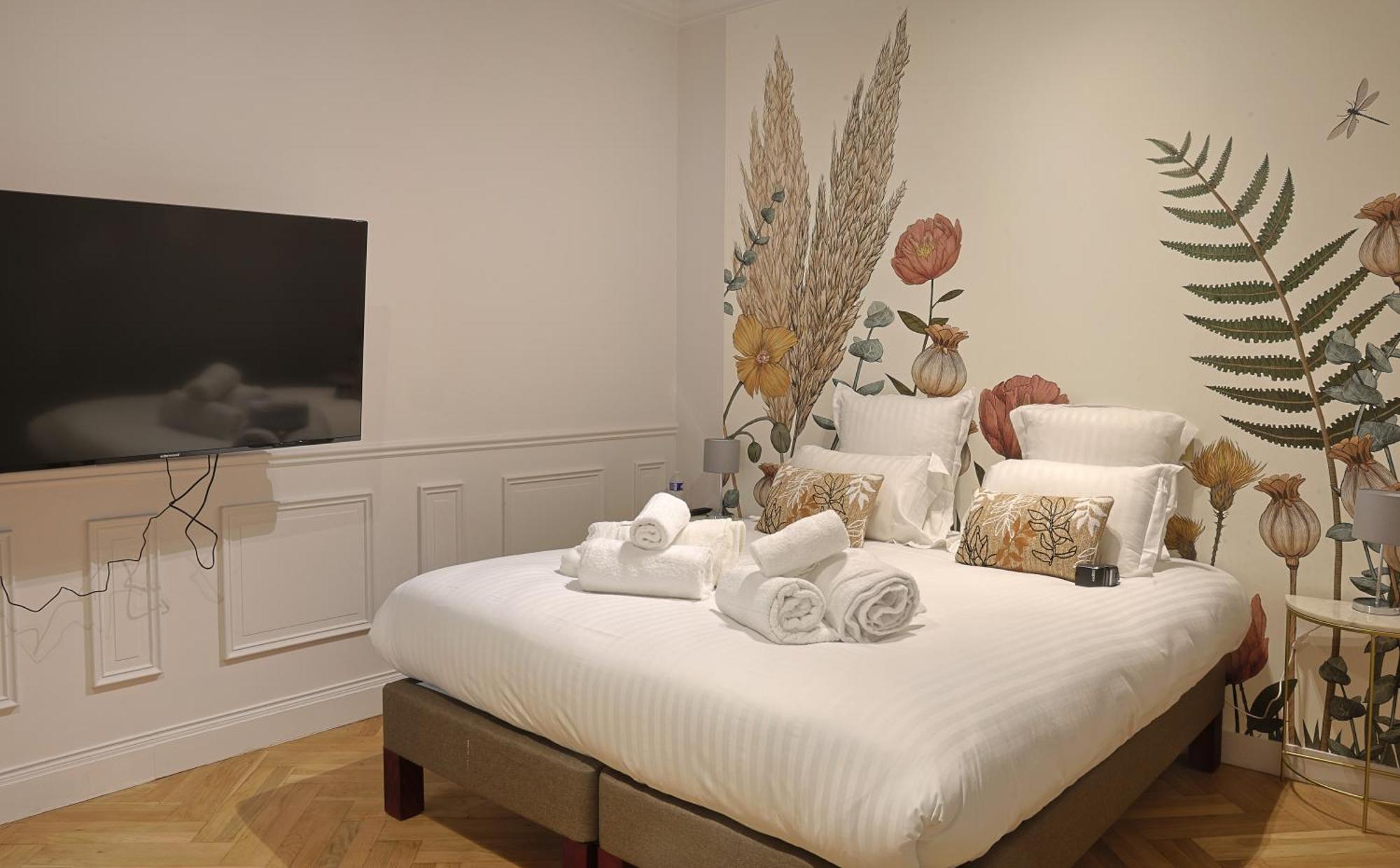 Erawan Boutique Hotel Evreux Bagian luar foto