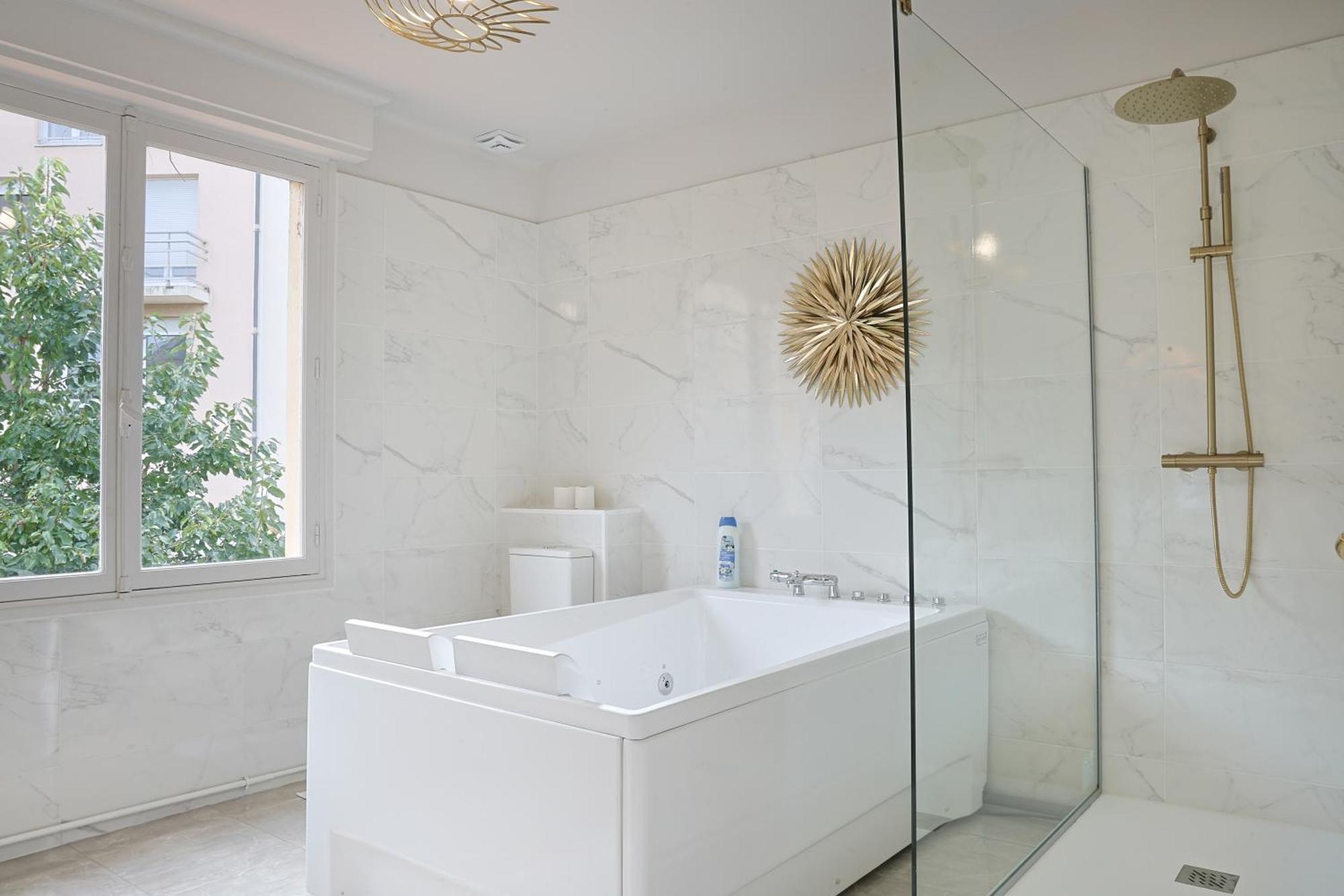 Erawan Boutique Hotel Evreux Bagian luar foto
