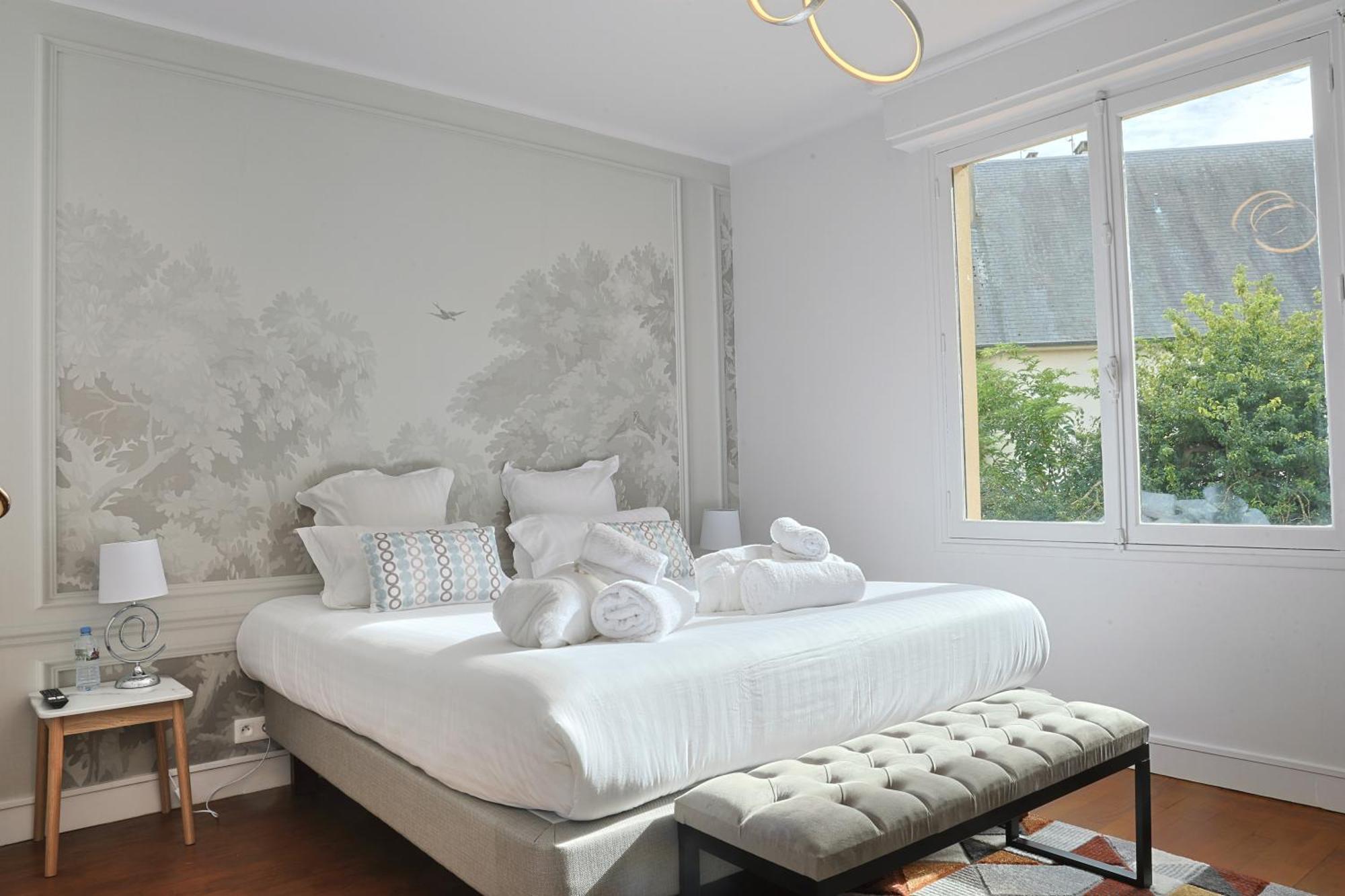 Erawan Boutique Hotel Evreux Bagian luar foto