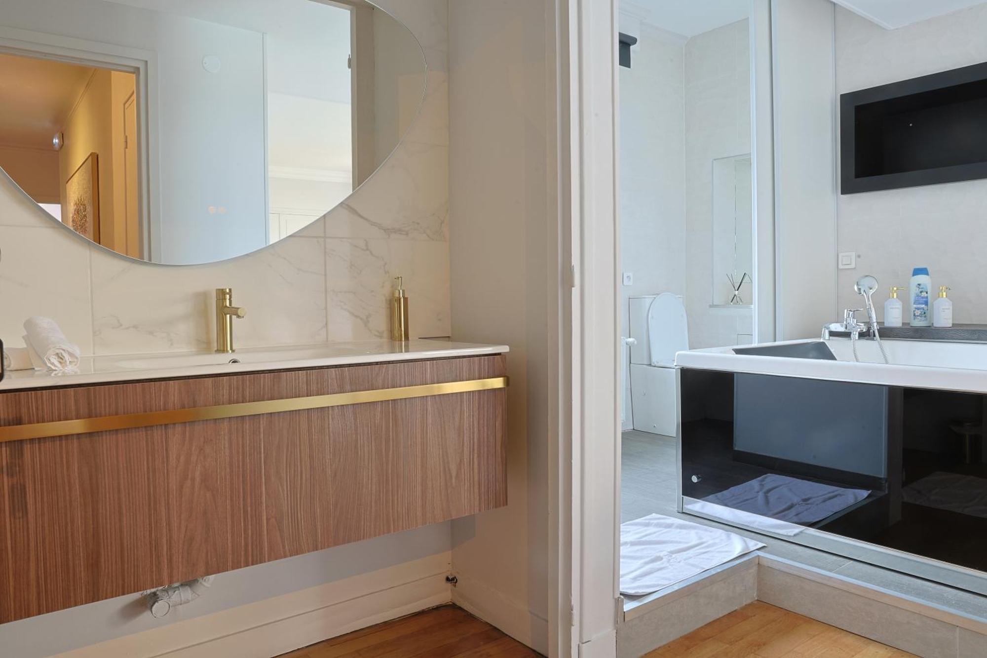 Erawan Boutique Hotel Evreux Bagian luar foto