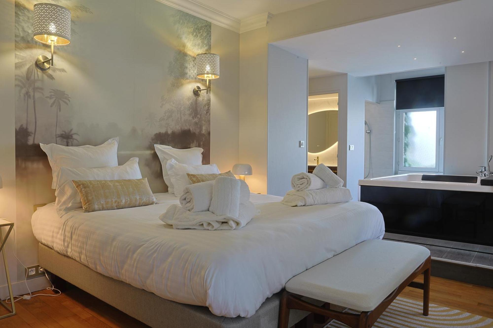 Erawan Boutique Hotel Evreux Bagian luar foto
