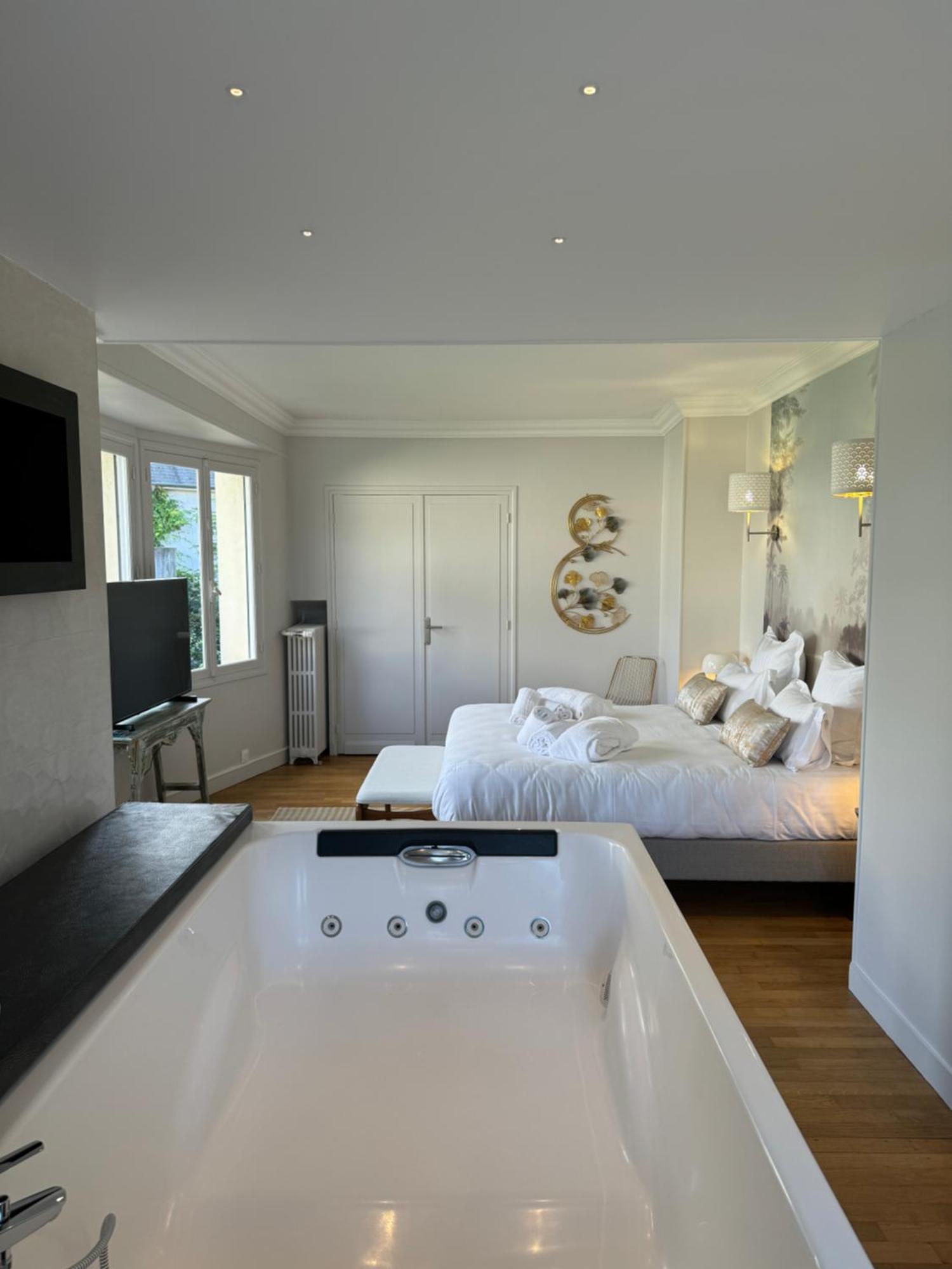 Erawan Boutique Hotel Evreux Bagian luar foto